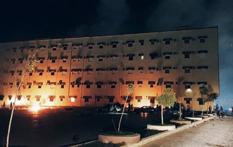 Parlamentul din Tobruk a fost incendiat de protestatarii libieni
