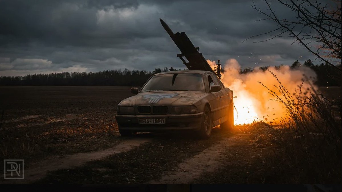 BMW modificat pentru a lansa rachete de tip Grad Captură X @ArmedUpdat1947
