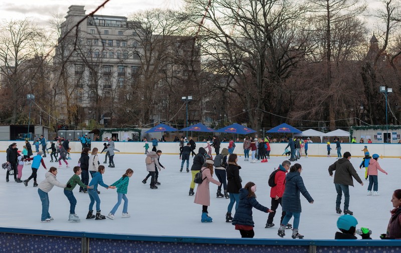 Unde patinăm în București? Patinoarul din Parcul Cișmigiu este cel mai mare, dar și cel mai scump. Care sunt alternativele | FOTO