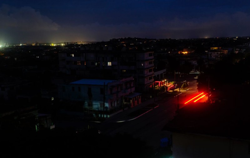 Cuba a rămas complet fără energie electrică. Colaps total al rețelei naționale și pană masivă de curent în Havana