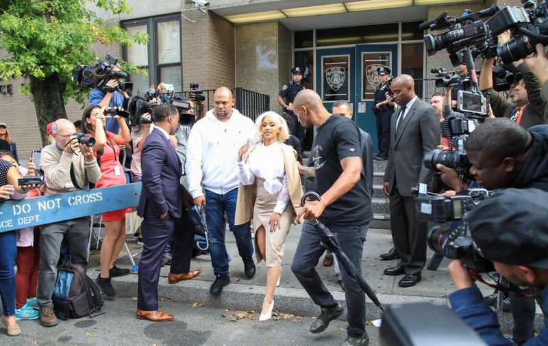 FOTO/ O cunoscută cântăreață din SUA s-a predat la poliție, după ce s-a luat la bătaie într-un club de striptease din New York