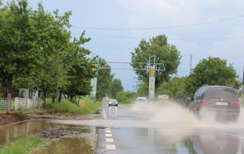 50 de locuinţe şi curţi din Galați, inundate după ce pârâul Corozel a ieşit din matcă