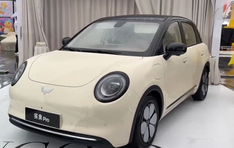 Chinezii au înnebunit după această mașină electrică de 7.400 de euro cu o autonomie de 403 km: 30.000 de comenzi în 28 de zile