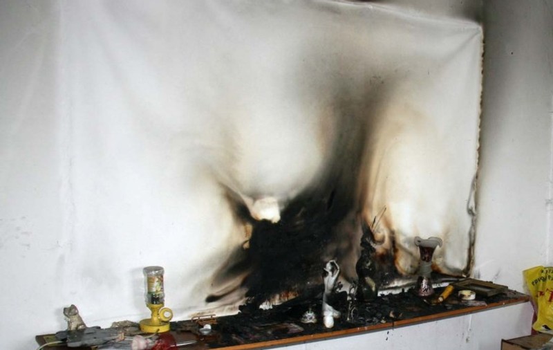 Un bătrân a fost la un pas să incendieze un bloc cu o candelă