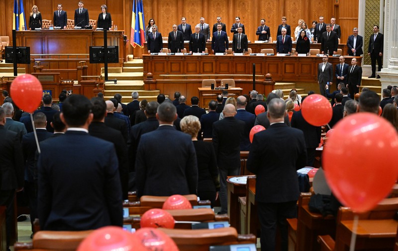 Ce nu s-a văzut la TV la moțiunea de cenzură: jigniri, răfuieli pentru funcții și dezinteres masiv