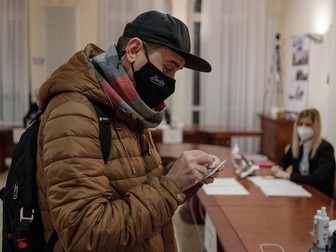 Florin la secția de vot 158 la Ambasada României la Berlin