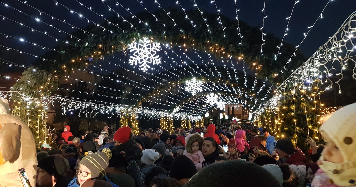 GALERIE FOTO/ Sute de mii de luminițe multicolore s-au aprins în Iași. S-au deschis și cele două târguri de Crăciun