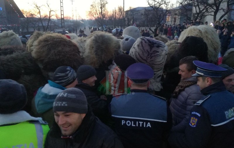 Bătaia de la Ruginoasa a fost interzisă de „mascații” Poliției. Confruntarea violentă dintre Deleni și Văleni, înlocuită de un festival de datini