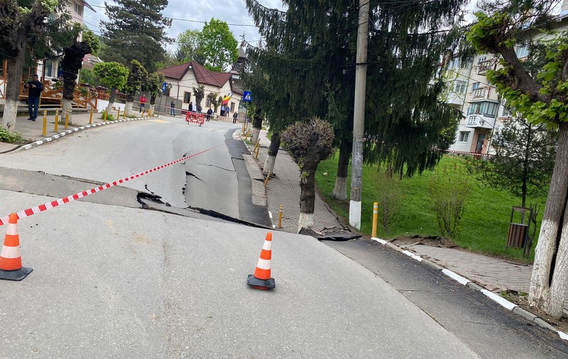 CNSU, solicitat să abiliteze Institutul Geologic al României să efectueze studii şi foraje în zona afectată de apariția unei doline în Slănic Prahova