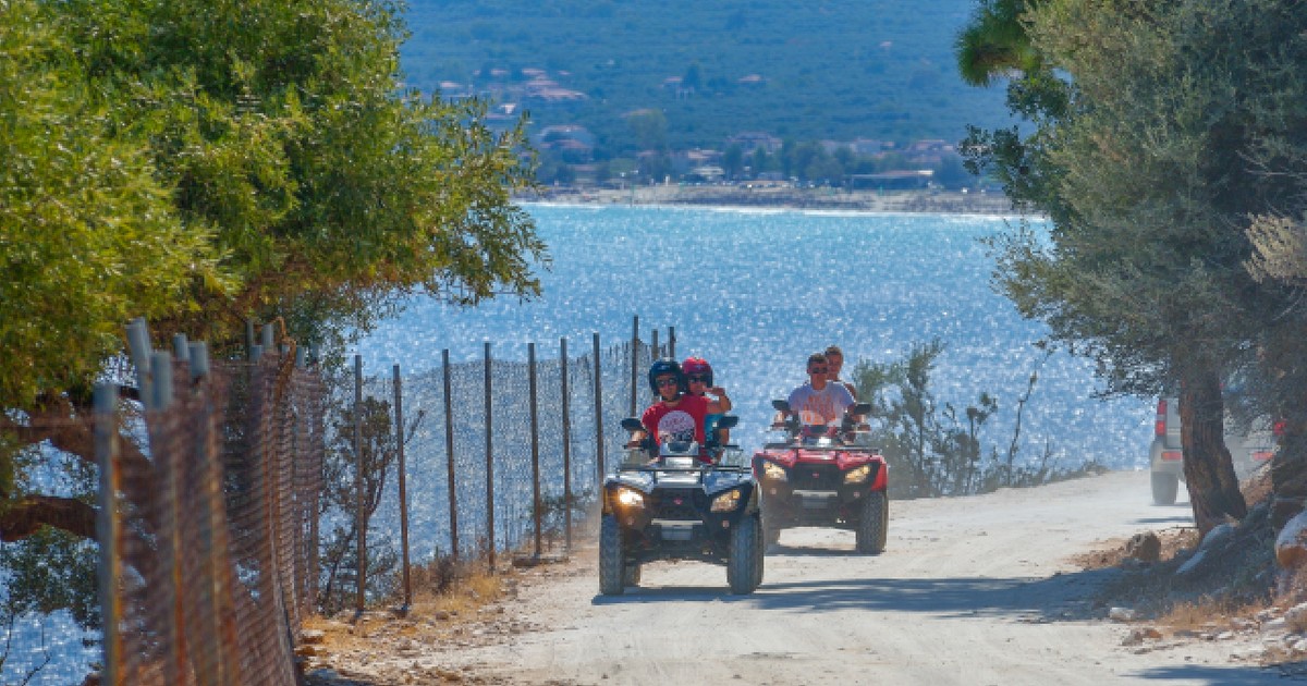 Turiști care se plimbă cu ATV-uri pe un drum de țară pe insula Thassos, Grecia