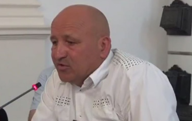 Un primar a fost bătut în curtea școlii. Bărbatul a fost internat