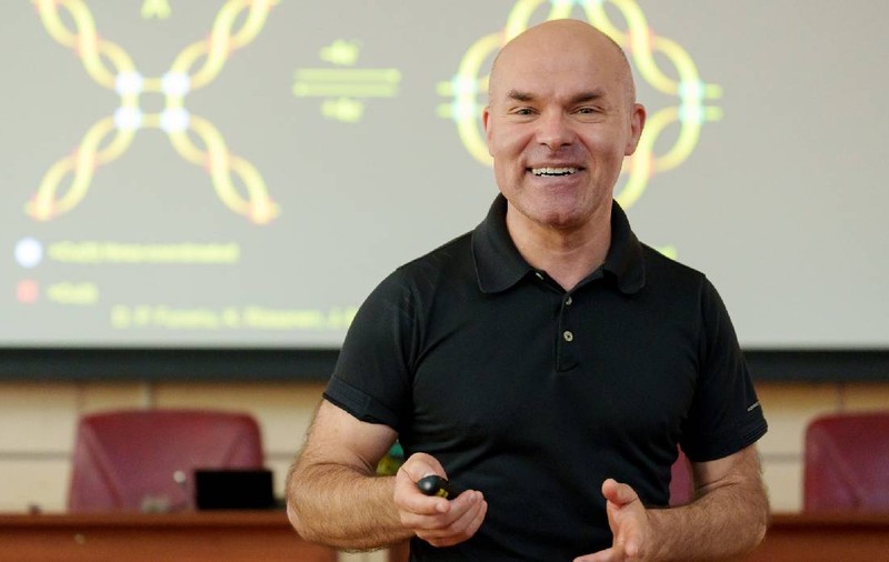 Daniel Funeriu critică manualele elevilor: „E școală, nu circ! Nu mai lipsește decât ca profesorii să se îmbrace în clovni”