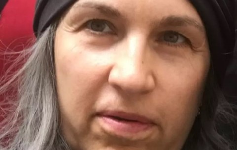 Așa arată azi fosta vedetă sexy din România! A dat aparițiile excentrice pe Biserică și Biblia i-a devenit cel mai de preț accesoriu! Uită-te bine la ea, îți dai seama cine e în poză? Ai văzut-o ani de zile la TV