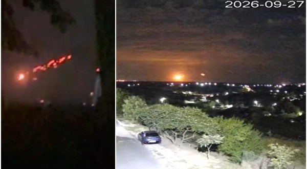 Imaginea prezintă în două cadre nocturne lumini roșiatice de trasoare pe cer și o explozie luminoasă la orizont deasupra unei localități.   
