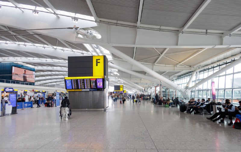 Cozi kilometrice, haos și ore lungi de așteptare pe aeroporturile din UE: „Dacă ați vrut Brexit”