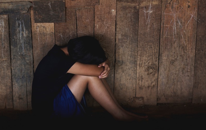 Un bărbat de 50 de ani, din județul Olt, reţinut de polițiști după ce a violat şi şantajat o fată de 13 ani