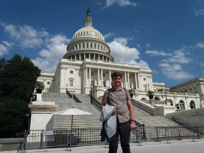 Gabriel Găitan a terminat fizica la Princeton, înainte de a urma masteratul la Cambridge