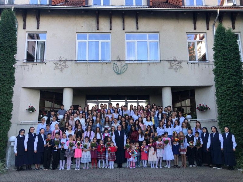 Sora Emilia Trif sau „mama Emilia” - cum îi spun copiii - a transformat Casa „Sf. Iosif” din Odorheiu Secuiesc într-un adevărat cămin al iubirii. 