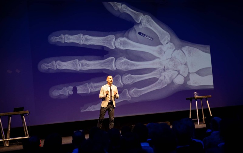 Cum vede viitorul olandezul care și-a implantat două cipuri în mână: de la „roșii culese de roboți” la ședințe în realitatea virtuală