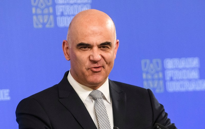 Scena politică din Elveția, marcată de ieșirea spectaculoasă a președintelui Alain Verset. Pe cine a imitat social-democratul când și-a luat adio | VIDEO