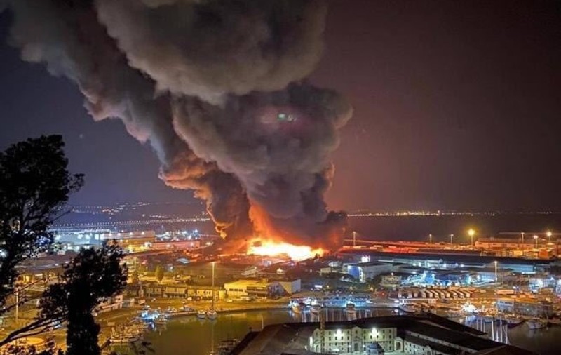 Incendiu de proporți în portul din Ancona. Din cauza fumului gros au fost închise temporar şcolile și parcurile