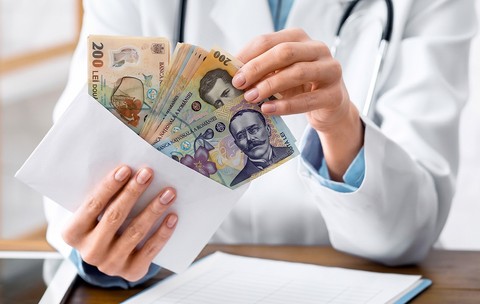 Medicii ar putea primi bonusuri și de 100% din salariul de bază, pe criterii de performanță, propunerea de salarizare a ministrului interimar al Sănătății, Cseke Attila
