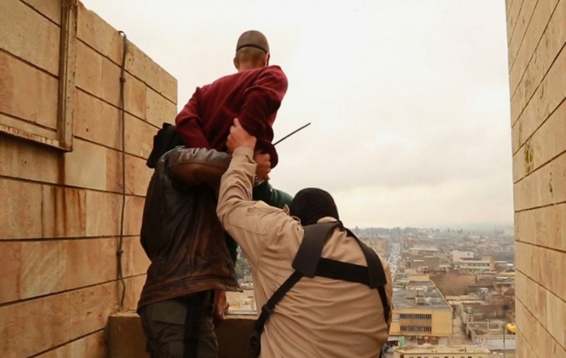 Noi atrocităţi comise de ISIS! Trei homosexuali au fost ARUNCAŢI ÎN CAP de pe o clădire