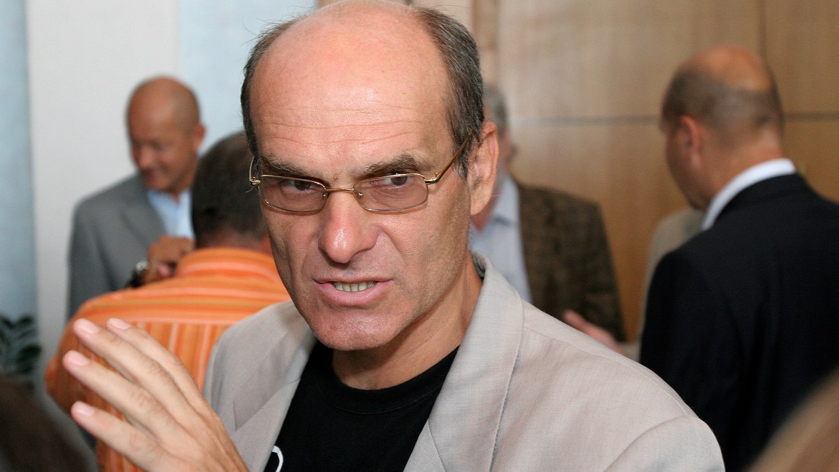Poză cu Cristian Tudor Popescu în timp ce ține o mână ridicată