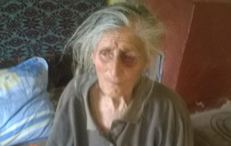 O bătrână de 84 de ani a fost bătută de cea care trebuia să o îngrijească