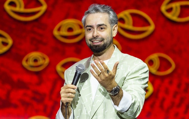 Radu Bucălae pe scena de la Sala Palatului, la spectacolul de stand-up comedy „Fool's night out - Scadalos 2025”