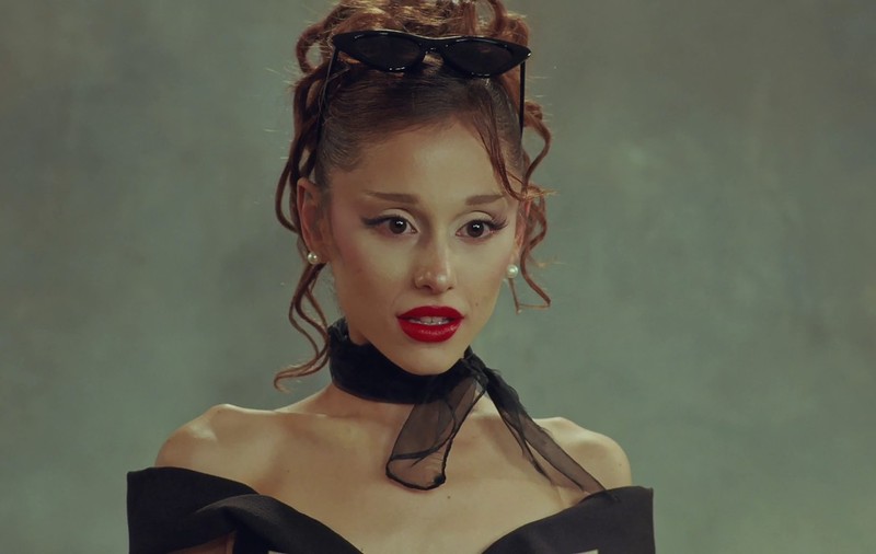 Ariana Grande se retrage din lumina reflectoarelor după turneul „Eternal Sunshine”. Decizia, luată după valul de comentarii despre aspectul ei fizic