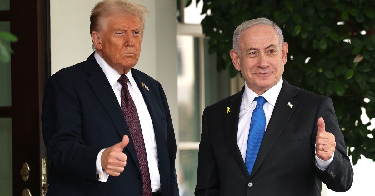 Donald Trump și Benjamin Netanyahu stau unul lână altul și ridică degetul mare în sus, în semn de consens total, Washington DC, SUA, 29 septembrie 2026