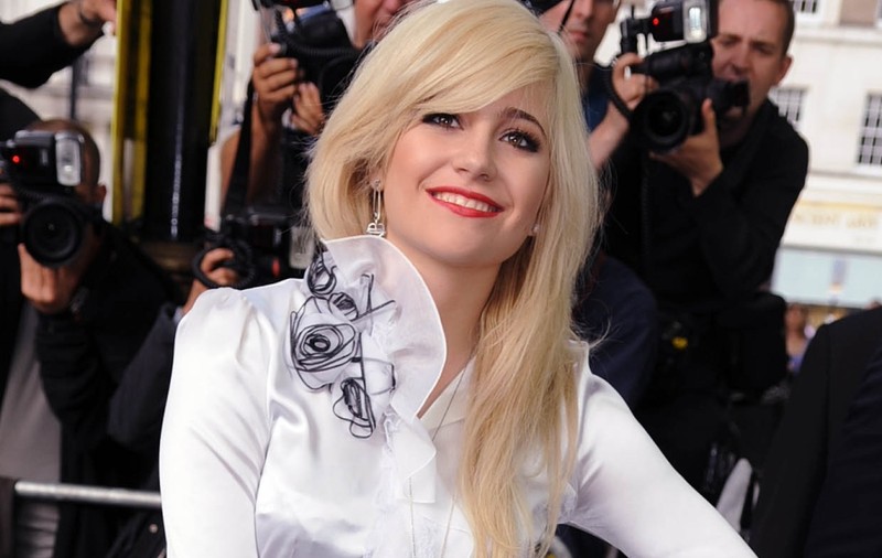 Pixie Lott locuieşte cu părinţii şi împarte camera cu sora ei 