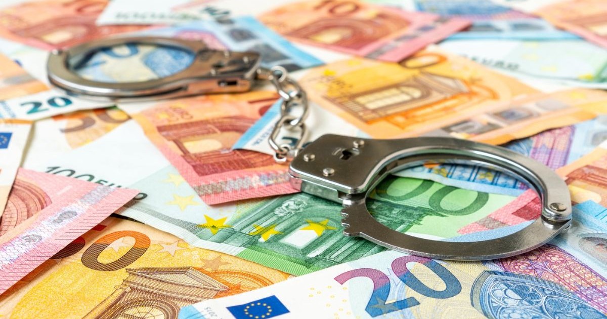 Bancnote euro și cătușe metalice. Concept pentru corupție sau fraudă