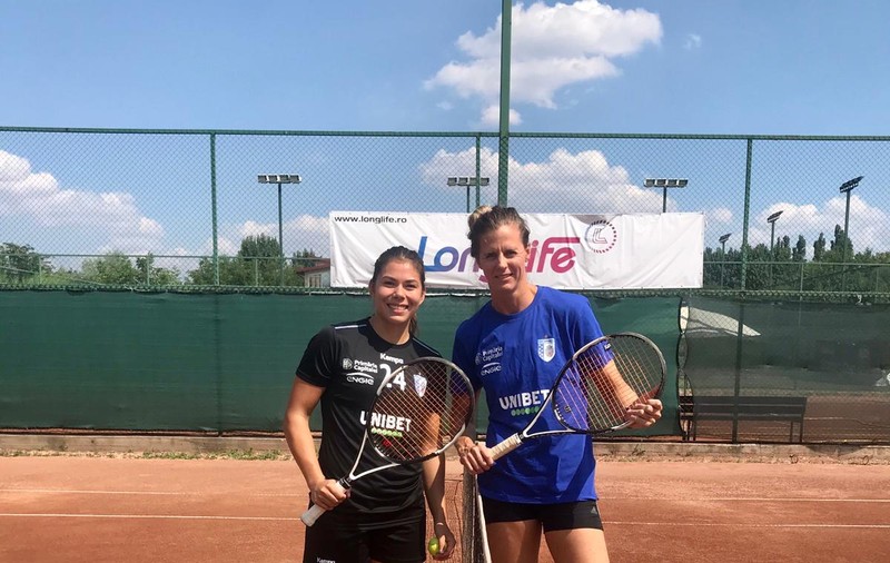 Martine Smeets, campioană mondială cu Olanda, s-a adaptat repede la CSM București. Meci de tenis inedit cu Linnea Torstensson