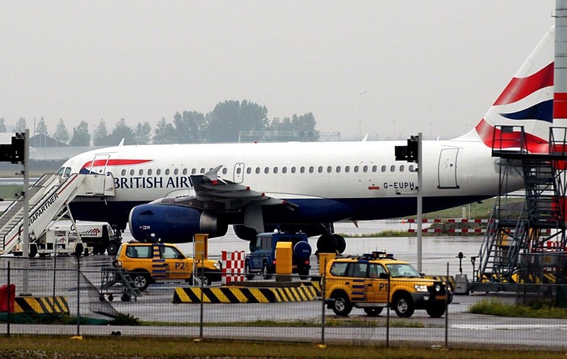 Olanda a suspendat zborurile dinspre Marea Britanie, după apariția noii tulpini de COVID-19