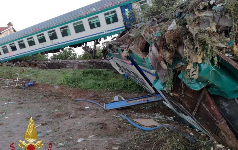 VIDEO| Imagini cu momentul în care un tren a lovit un camion și a ucis un român în Italia