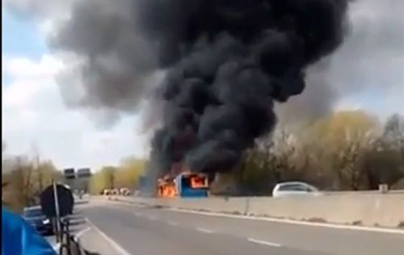 VIDEO | Un imigrant a incendiat un autobuz şcolar în Italia. Cel puţin 12 copii şi doi adulţi s-au intoxicat cu fum