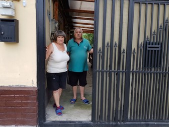 Soții Eugen Munteanu și Olga Marin, în curtea casei lor