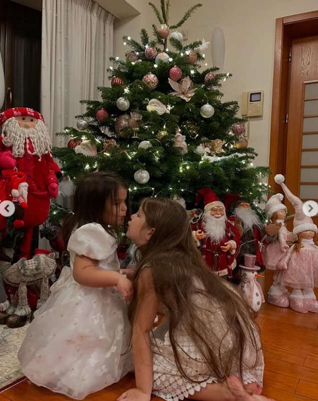 Imagini din sufrageria lui Codin Maticiuc, decorată de Crăciun. Îmbrăcate în ținute festive, fetițele lui l-au primit pe Moș Crăciun