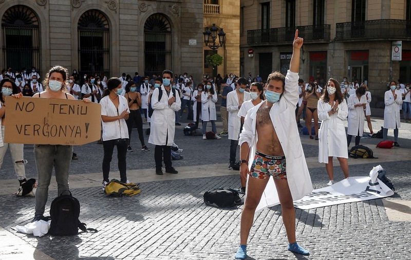 VIDEO | Medicii rezidenții din Barcelona au protestat în lenjerie intimă în stradă. Care sunt nemulțumirile