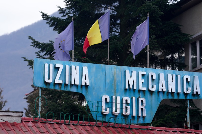Cele trei drapele de la intrare nu sunt singurele care arată gradul de descompunere al Uzinei Mecanice