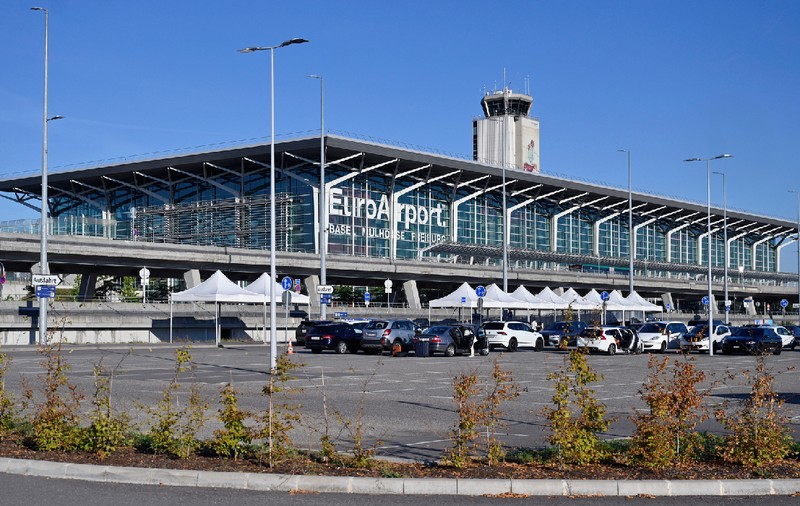 Aeroportul din Europa unde poți ateriza în trei țări simultan, iar cumpărăturile le poți face în două monede diferite
