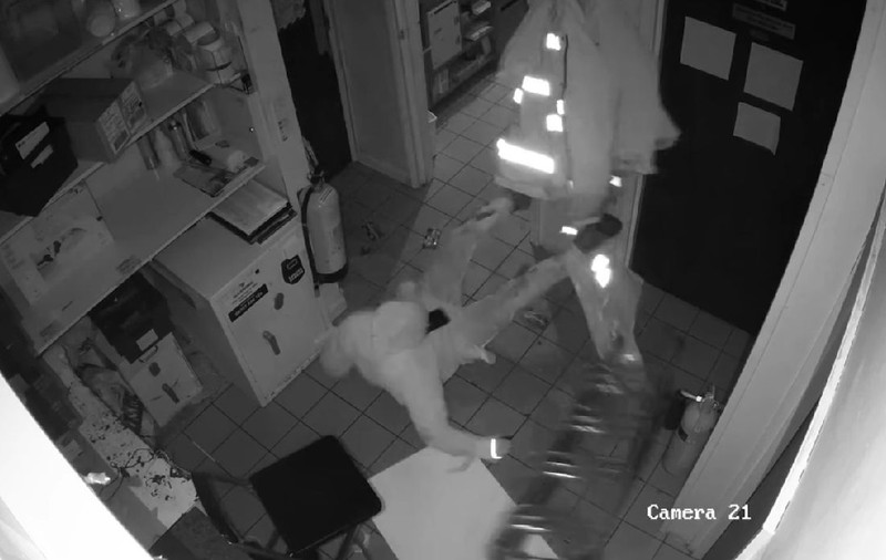 Un bărbat a căzut de cinci ori din tavan în benzinăria pe care încerca să o jefuiască, în Anglia