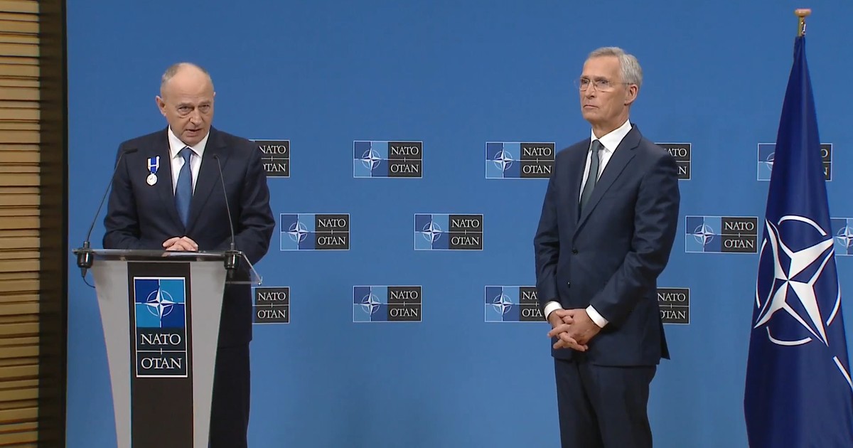 Mircea Geoană, secretar general adjunct al NATO timp de 5 ani, a fost decorat de secretarul general Jens Stoltenberg, la Bruxelles