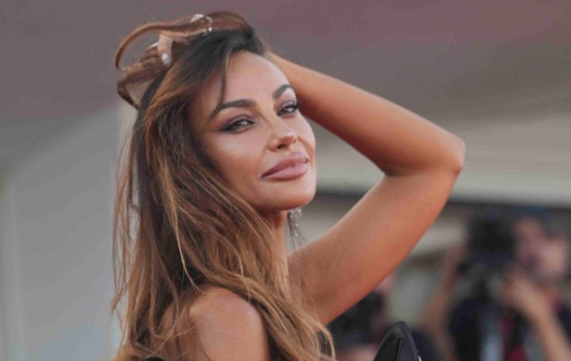 Mădălina Ghenea rupe tăcerea despre venirea sa în România. Cine e bărbatul cu care a apărut: „Frumos, înalt și tânăr de 30 de ani”