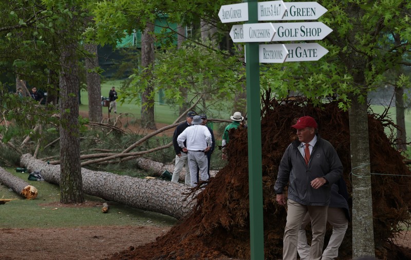 Trei copaci masivi s-au prăbușit peste locul unde stăteau spectatorii, la un turneu de golf din SUA