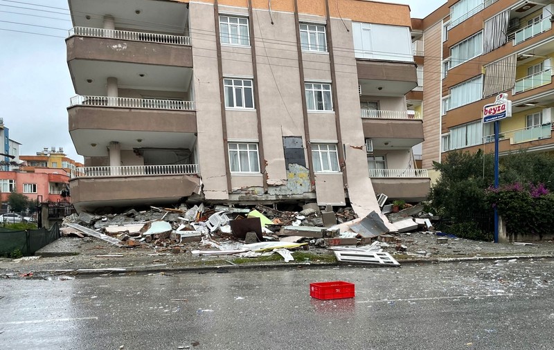 De ce sunt mai vulnerabile la cutremur clădirile cu magazine la parter? Un inginer român explică la ce trebuie să fim atenți într-un apartament