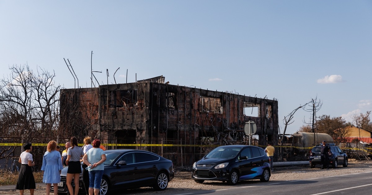 Oameni care se opresc să vadă locul tragediei din Crevedia