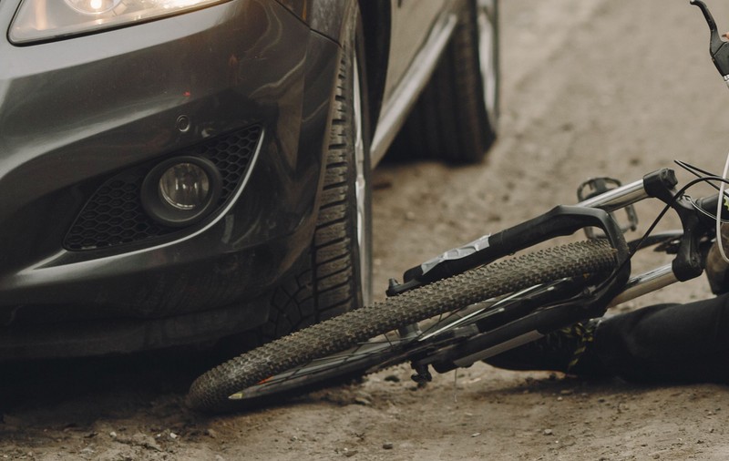 Șofer român lăsat de judecători fără BMW-ul cu care a lovit intenționat un biciclist: „Autoturismul a fost folosit ca o armă cu potențial letal”